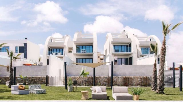 Современные квартиры в Рохалесе с садом или солярием у моря, Коста-Бланка