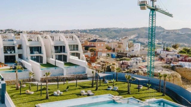 Современные квартиры в Рохалесе с садом или солярием у моря, Коста-Бланка