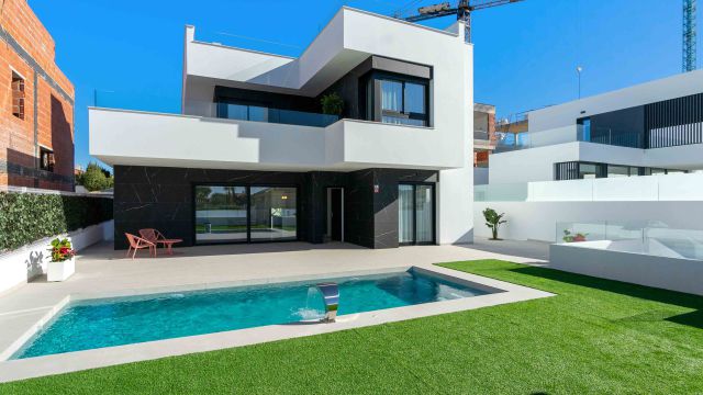 Элегантные двухэтажные виллы в Рохалесе с 3 спальнями и 3 ванными