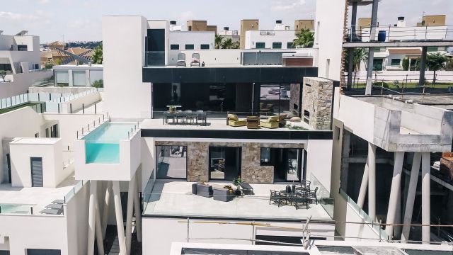 Эксклюзивные дизайнерские виллы с видом на море в Рохалесе