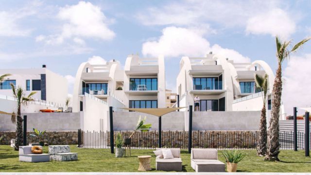 Современные апартаменты в Рохалесе с садом или солярием у моря