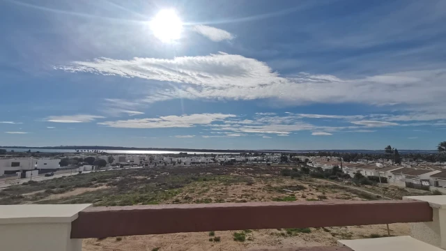 Современная новая вилла с бассейном, солярием и садом у моря и гольф-поля