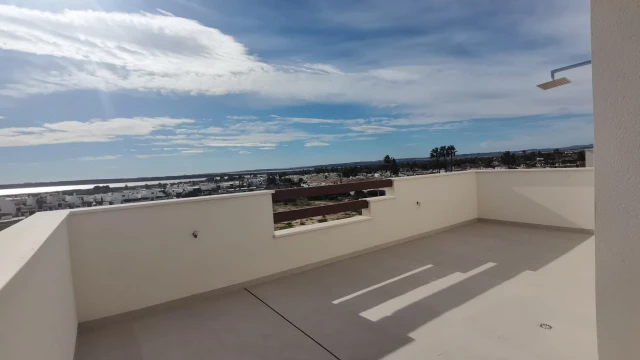 Современная новая вилла с бассейном, солярием и садом у моря и гольф-поля