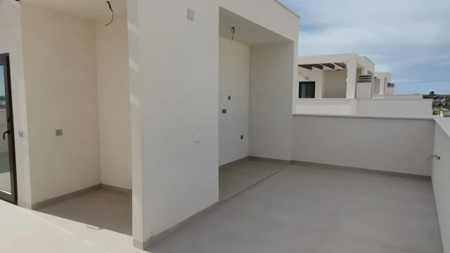 Современная новая вилла с бассейном, солярием и садом у моря и гольф-поля