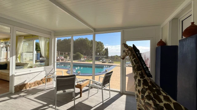 Уникальный загородный дом с гостевым аннексом и бассейном рядом с курортом гольфа