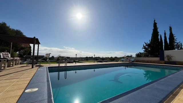 Уникальный загородный дом с гостевым аннексом и бассейном рядом с курортом гольфа