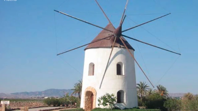 Участок 19 000 м² с мельницей и рестораном рядом с Мар Менор и Мурсией