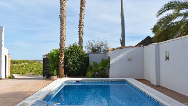 Просторная вилла с видом на море и апельсиновые сады рядом с гольф-полями