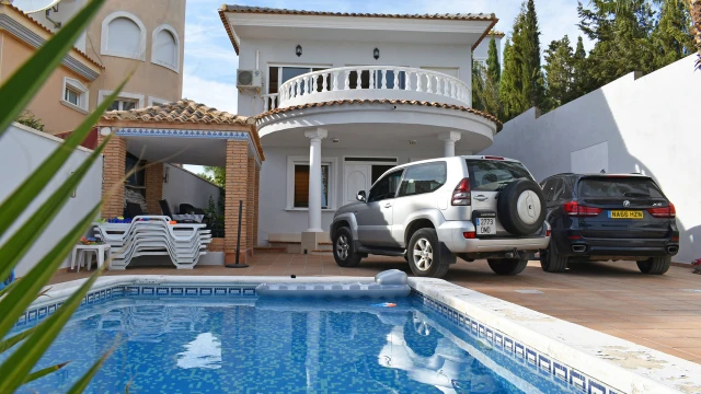 Просторная вилла с видом на море и апельсиновые сады рядом с гольф-полями