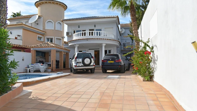 Просторная вилла с видом на море и апельсиновые сады рядом с гольф-полями