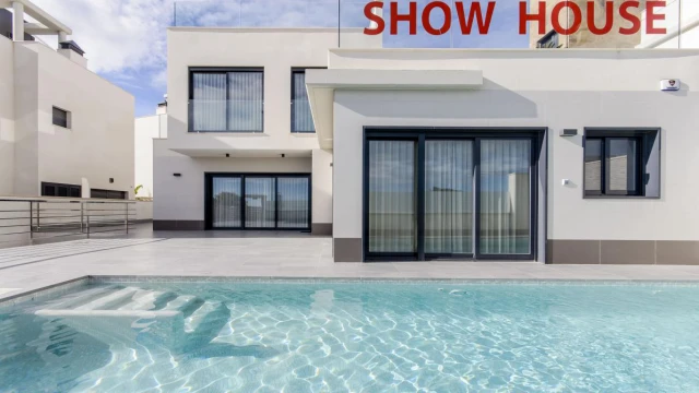 Elegantes villas modernas con jardín privado y piscina en San Miguel de Salinas