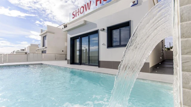 Elegantes villas modernas con jardín privado y piscina en San Miguel de Salinas