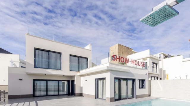 Elegantes villas modernas con jardín privado y piscina en San Miguel de Salinas