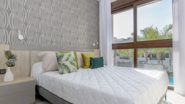 Новые бунгало с видом на розовую лагуну в жилом комплексе Торревьехи