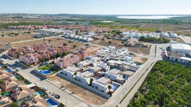 Средиземноморская вилла в благоустроенном жилом районе Ла Эррада