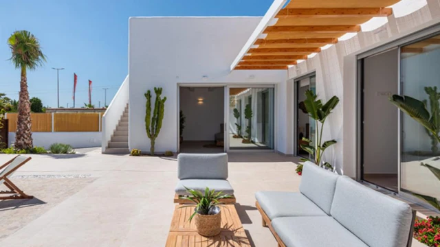 Средиземноморская вилла в благоустроенном жилом районе Ла Эррада