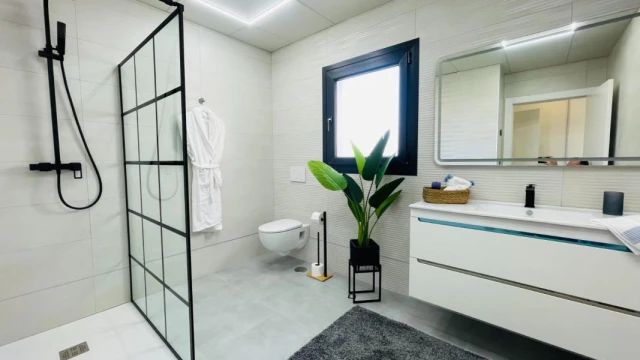 Элегантная вилла на Коста-дель-Соль с видом на море и садом