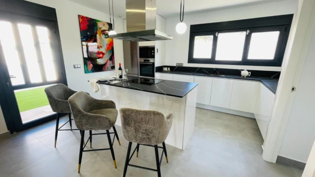 Элегантная вилла на Коста-дель-Соль с видом на море и садом