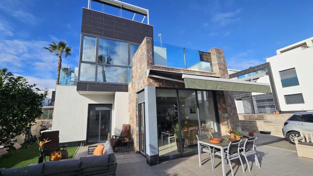 Современный таунхаус с видом на море, солярием и бассейнами