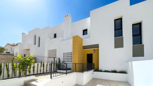 Современные дома у моря и гор в Аликанте с садом и бассейном