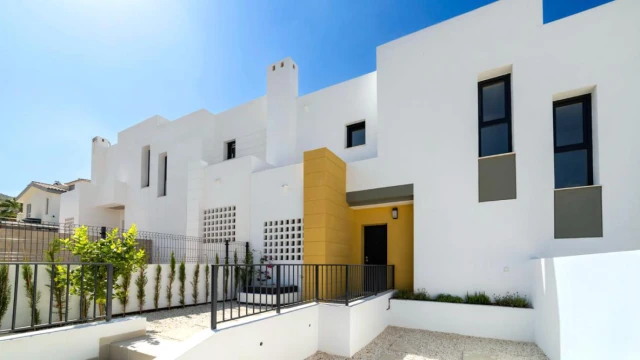 Современные дома у моря и гор в Аликанте с садом и бассейном