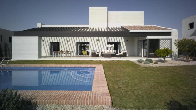 New-Build Home with Pool, Garden and High-Quality Finishes