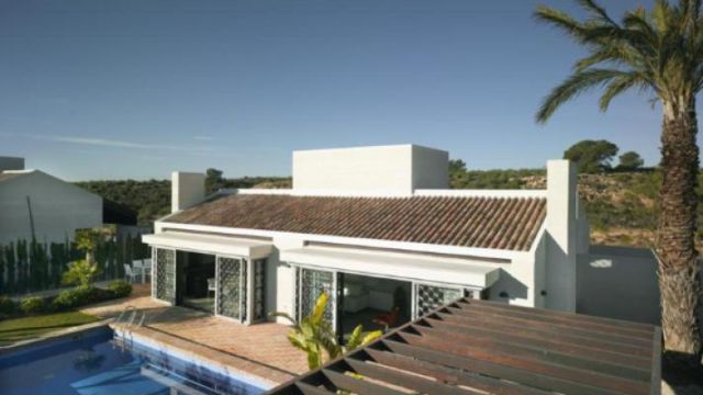 New-Build Home with Pool, Garden and High-Quality Finishes