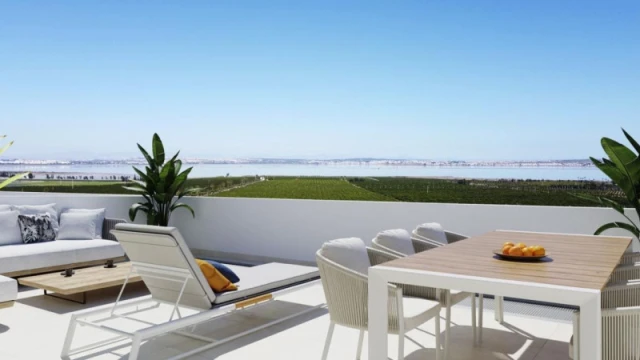 Современные апартаменты в Торревьехе с видами, спа и бассейном