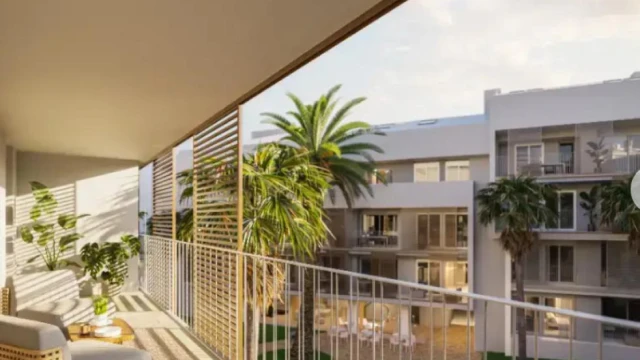 Современные квартиры у моря с террасами, бассейном и гаражом