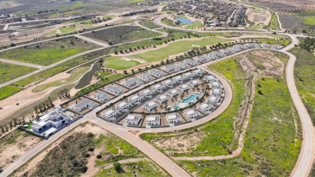 Эксклюзивные виллы с частным бассейном в Hacienda del Álamo Golf Resort