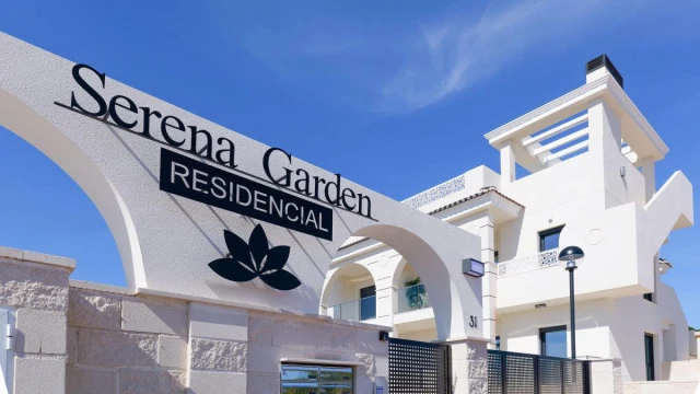 Современные дома с садом и бассейном в престижном районе Сьюдад Кесада