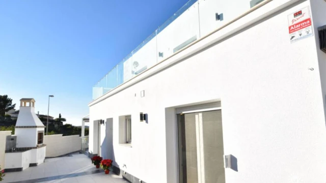 Современная вилла с подогреваемым бассейном и садом в сердце Сьюдад Кесада