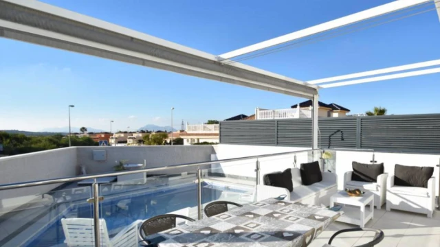 Современная вилла с подогреваемым бассейном и садом в сердце Сьюдад Кесада