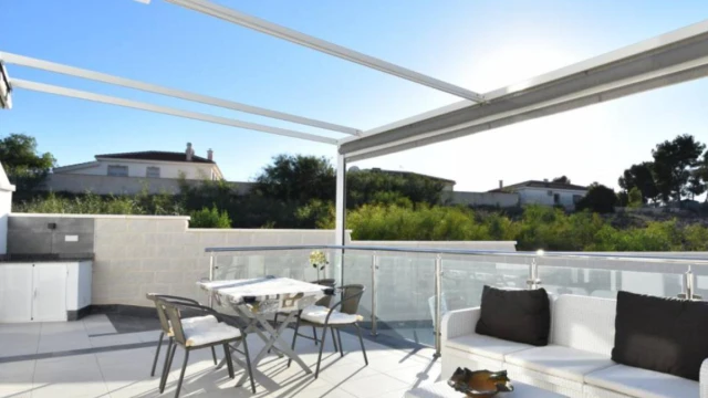 Современная вилла с подогреваемым бассейном и садом в сердце Сьюдад Кесада