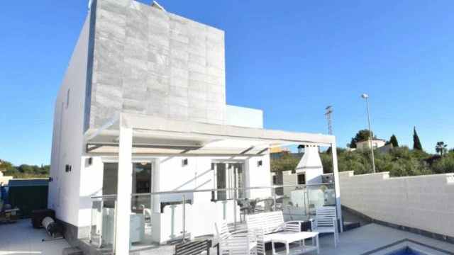 Современная вилла с подогреваемым бассейном и садом в сердце Сьюдад Кесада