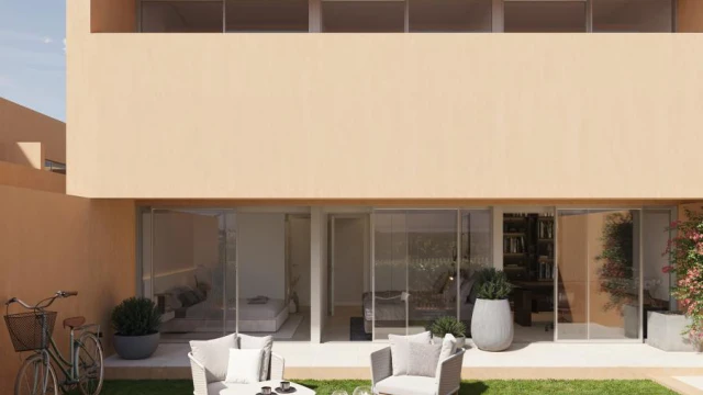 Новые апартаменты у моря в Торревьехе с садом или частным солярием