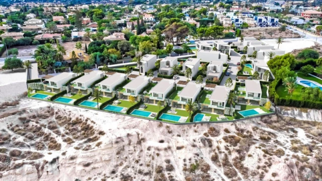 Современные виллы с частным бассейном и видом на море в Аликанте