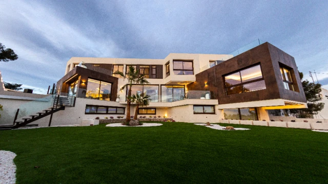 Современная роскошная вилла с бассейном в престижном районе Аликанте