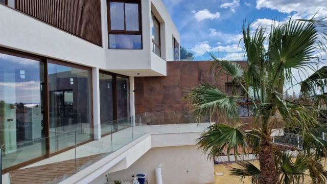 Современная роскошная вилла с бассейном в престижном районе Аликанте