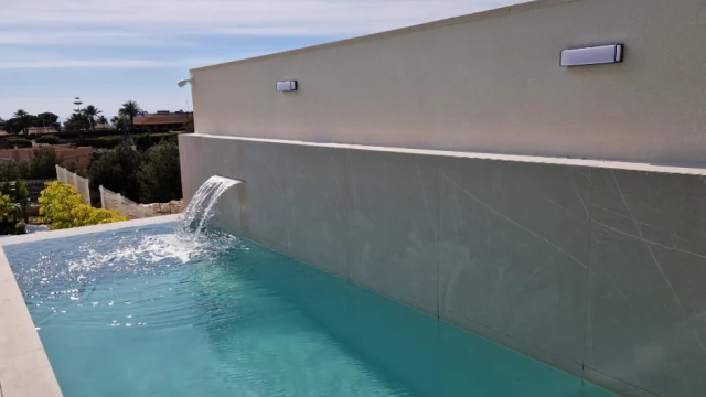 Современная роскошная вилла с бассейном в престижном районе Аликанте