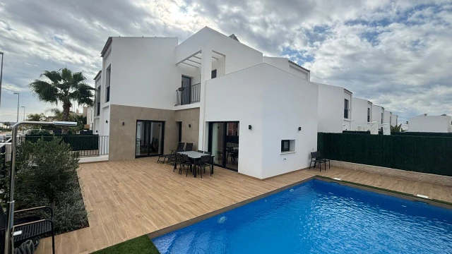 Современная сблокированная вилла 2024 года с бассейном и большим цоколем